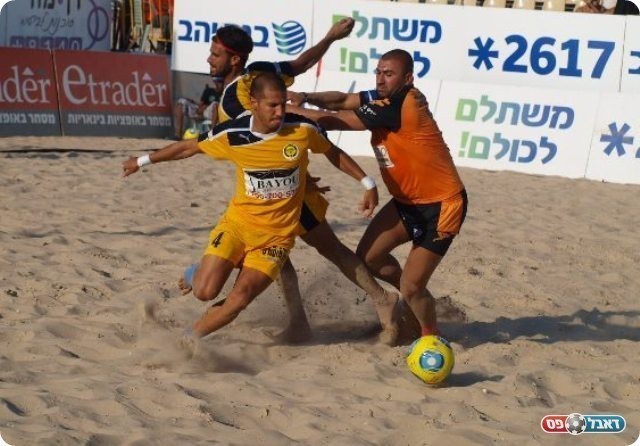 ערן לוי מנסה לעצור את יקיר שינה מנתניה(צילום:חאדר אניס)